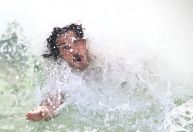 Chay Suede leva caldo na praia do Rio de Janeiro; veja fotos