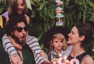 Mulher de Chay Suede mostra fotos da festa de 5 anos de filha do casal