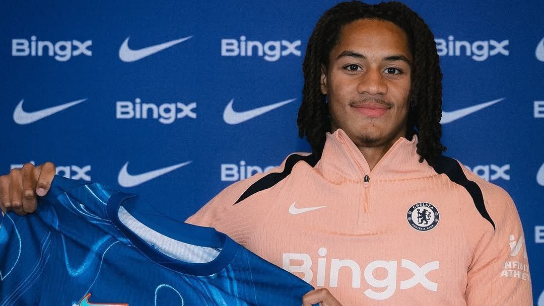 O meia francês Mathis Amougou segurando uma camisa do Chelsea, clube inglês