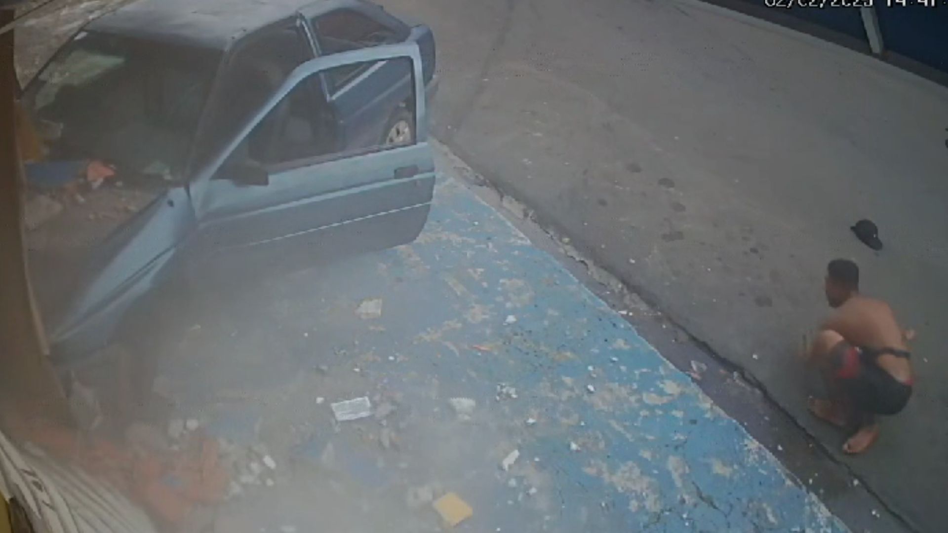 Imagem de destaque do post: Vídeo: Motorista bêbado pula de carro em movimento antes de bater em loja