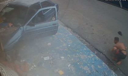 Imagem de destaque do post: Vídeo: Motorista bêbado pula de carro em movimento antes de bater em loja