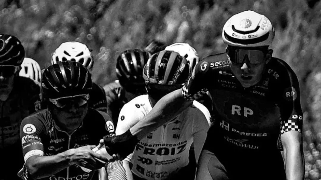 Juan Cardenas (dir), ciclista colombiano, morreu aos 19 anos após acidente