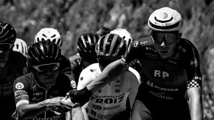 Juan Cardenas (dir), ciclista colombiano, morreu aos 19 anos após acidente