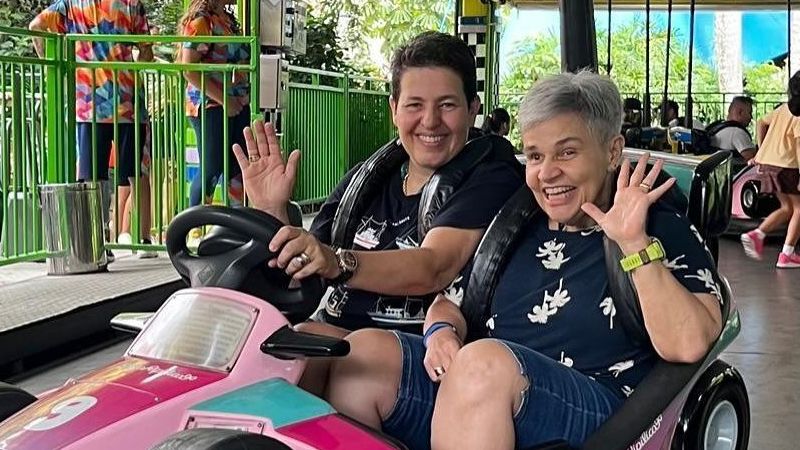 Claudia Rodrigues curtiu o sábado com sua noiva, Adriane Bonato, em um parque de diversões