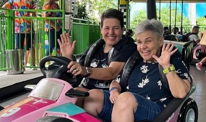 Claudia Rodrigues curte parque de diversões com noiva: "Foi incrível"