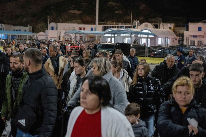Milhares de pessoas fogem de Santorini durante terremotos na Grécia • Alkis Konstantinidis/Reuters via CNN Newsource