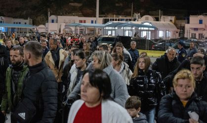 Milhares de pessoas fogem de ilha grega atingida por mais de 500 terremotos