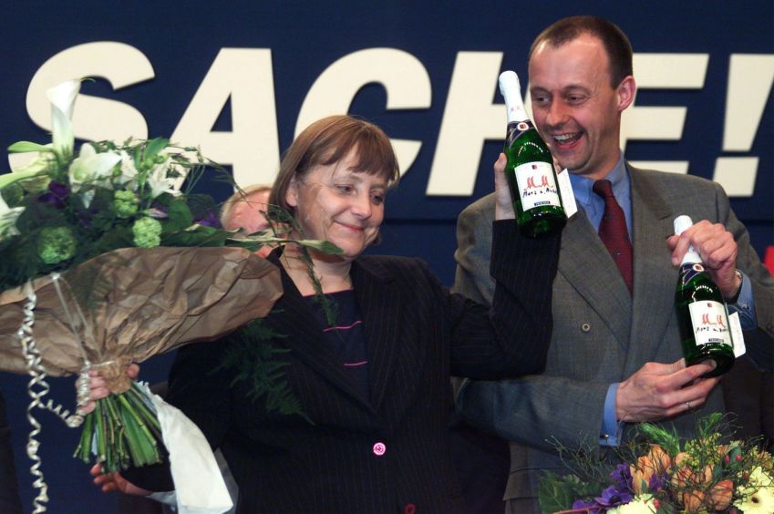 Merz apoia Angela Merkel depois que ela foi eleita como nova presidente do partido em 2000. • Roberto Pfeil/AP/File via CNN Newsource
