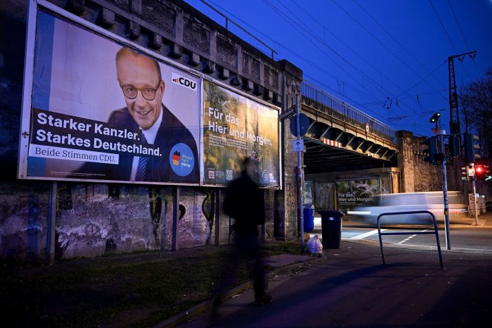 Um cartaz de campanha eleitoral de Merz na cidade alemã de Frankfurt em 10 de fevereiro • Kirill Kudryavtsev/AFP/Getty Images via CNN Newsource