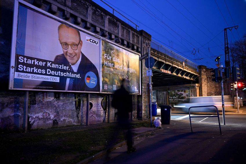 Um cartaz de campanha eleitoral de Merz na cidade alemã de Frankfurt em 10 de fevereiro • Kirill Kudryavtsev/AFP/Getty Images via CNN Newsource