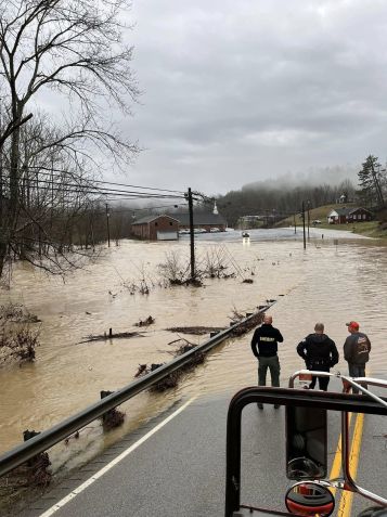 Estradas inundadas no Condado de Clay, Kentucky, em 15 de fevereiro, após forte tempestade nos EUA. • Clay County Sheriff's Department via CNN Newsource