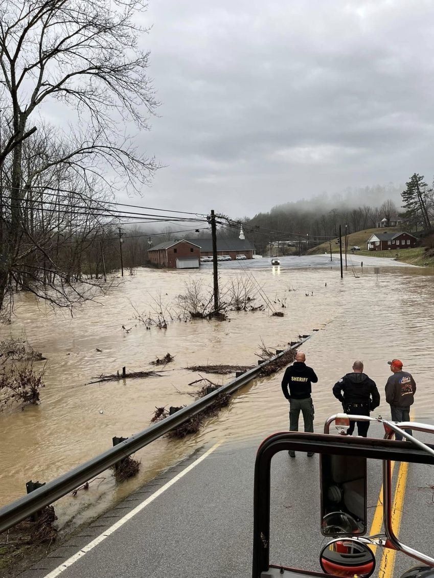 Estradas inundadas no Condado de Clay, Kentucky, em 15 de fevereiro, após forte tempestade nos EUA. • Clay County Sheriff's Department via CNN Newsource