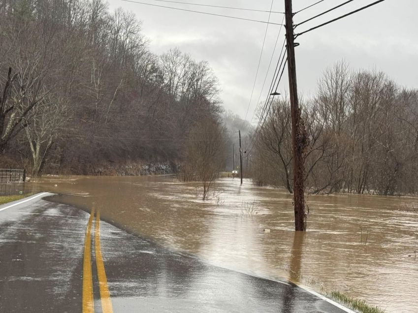 Uma estrada inundou uma estrada no Condado de Knox, Kentucky, em 15 de fevereiro de 2025, após forte tempestade. • Richland Fire Department via CNN Newsource