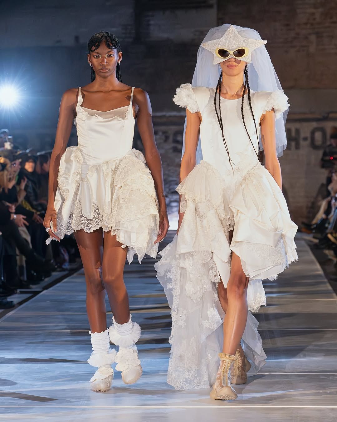 Modelos da Collina Strada celebraram o amor queer, trocando beijos na passarela em vestidos de noiva reciclados e de brechó • Instagram/ Collina Strada