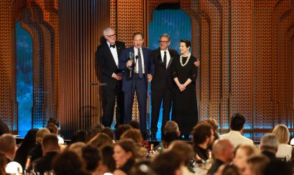 John Lithgow, Ralph Fiennes, Sergio Castellitto, e Isabella Rossellini subiram ao palco do SAG Awards para aceitar o prêmio de Melhor Elenco