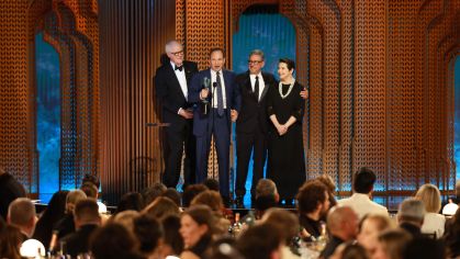 John Lithgow, Ralph Fiennes, Sergio Castellitto, e Isabella Rossellini subiram ao palco do SAG Awards para aceitar o prêmio de Melhor Elenco