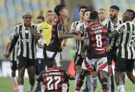 Jogadores de Flamengo e Botafogo são suspensos após confusão no clássico