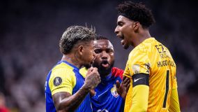 Hugo Souza discute com adversário da UCV em partida pela segunda fase da Libertadores