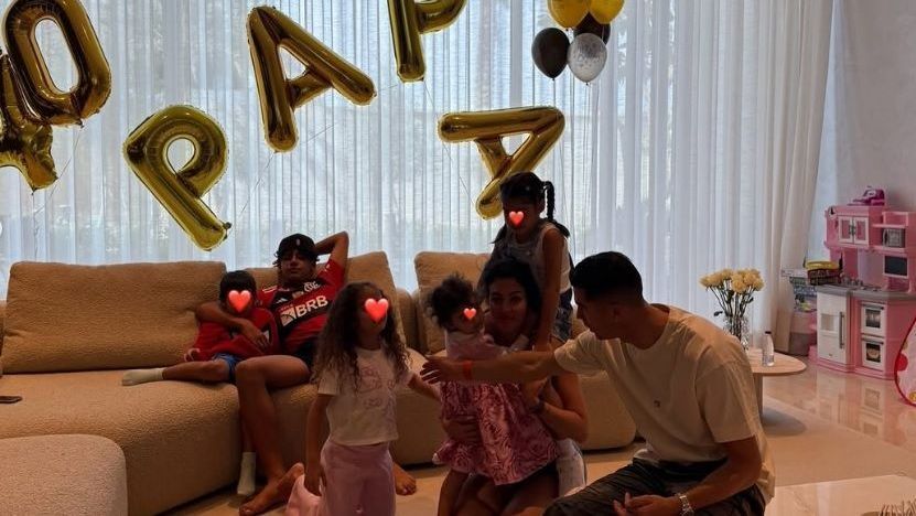 Filho de Cristiano Ronaldo usa camisa do Flamengo no aniversário de 40 anos de seu pai