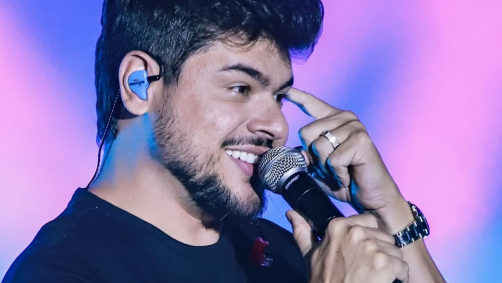 O cantor reclamou da coceira que está sentindo e sua esposa lembrou que a região não deve ser tocada por cinco dias