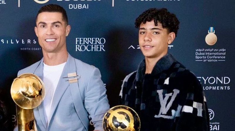Cristiano Ronaldo e filho em premiação