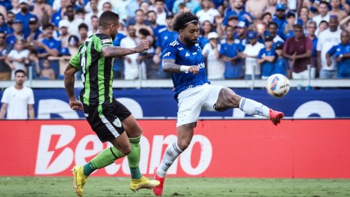 Lance de Cruzeiro x América-MG no jogo de ida da semifinal do Mineiro