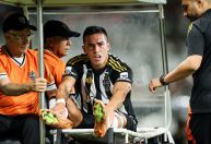 Cuello, do Atlético-MG, torce tornozelo em jogo e chora ao deixar o campo
