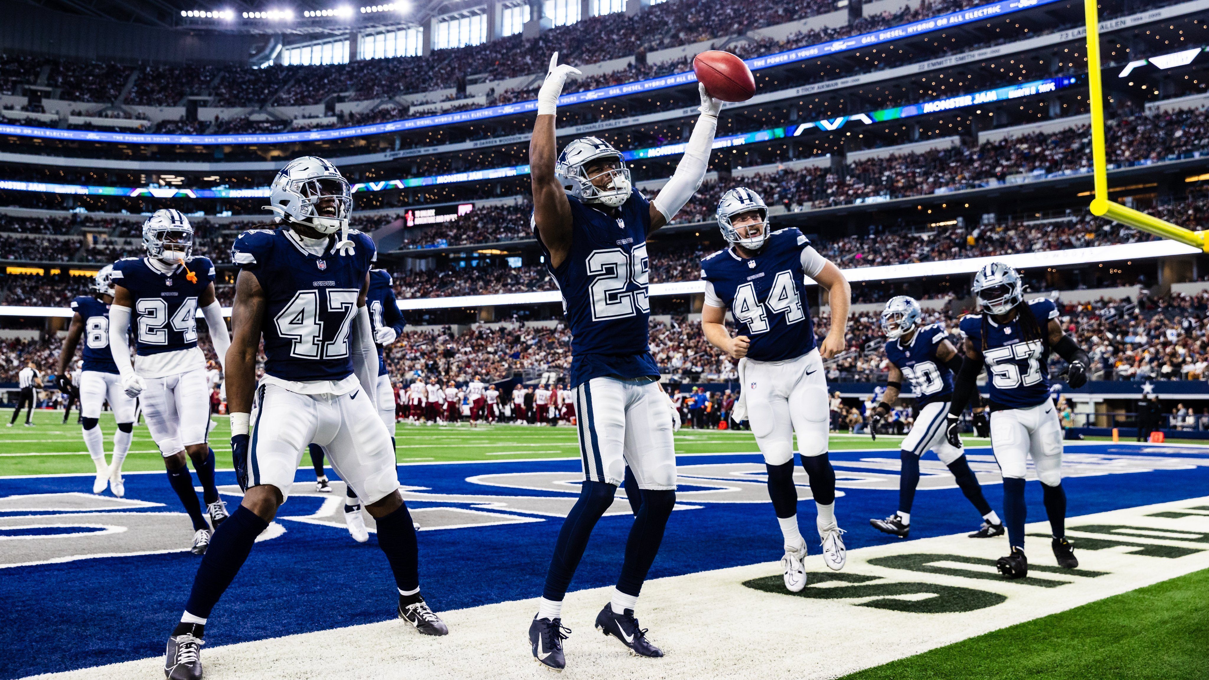 Atletas do Dallas Cowboys comemoram ponto na NFL