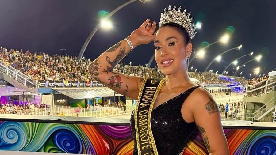 Dani Bolina é rainha do camarote 011, que fica ao lado do recuro de bateria do Sambódromo do Anhembi, em São Paulo
