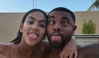 Davi Brito celebrou em suas redes sociais um mês de namoro com Adriana Paula