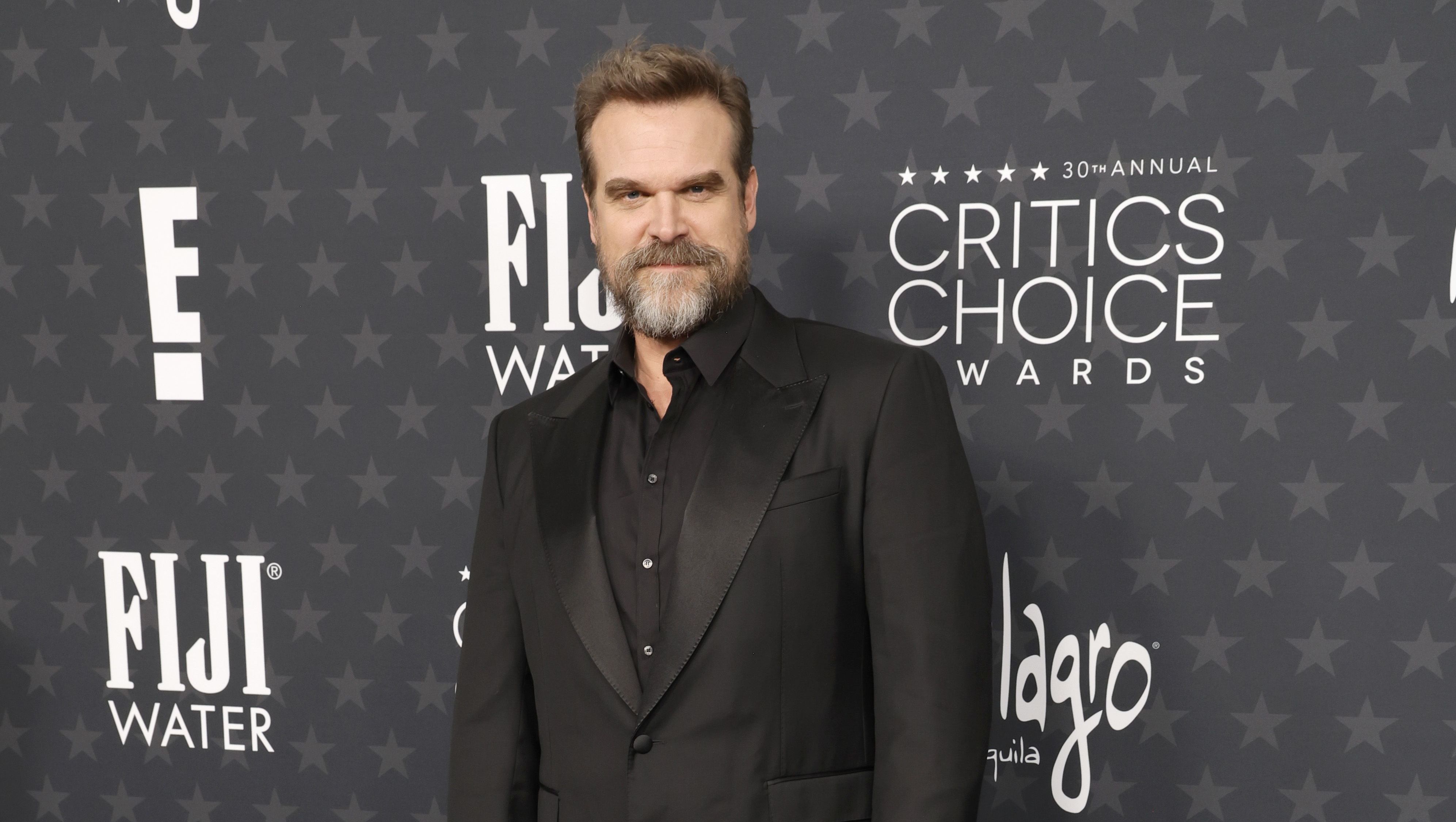 David Harbour apostou no all black para o Critics Choice Awards 2025