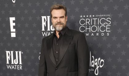 David Harbour apostou no all black para o Critics Choice Awards 2025
