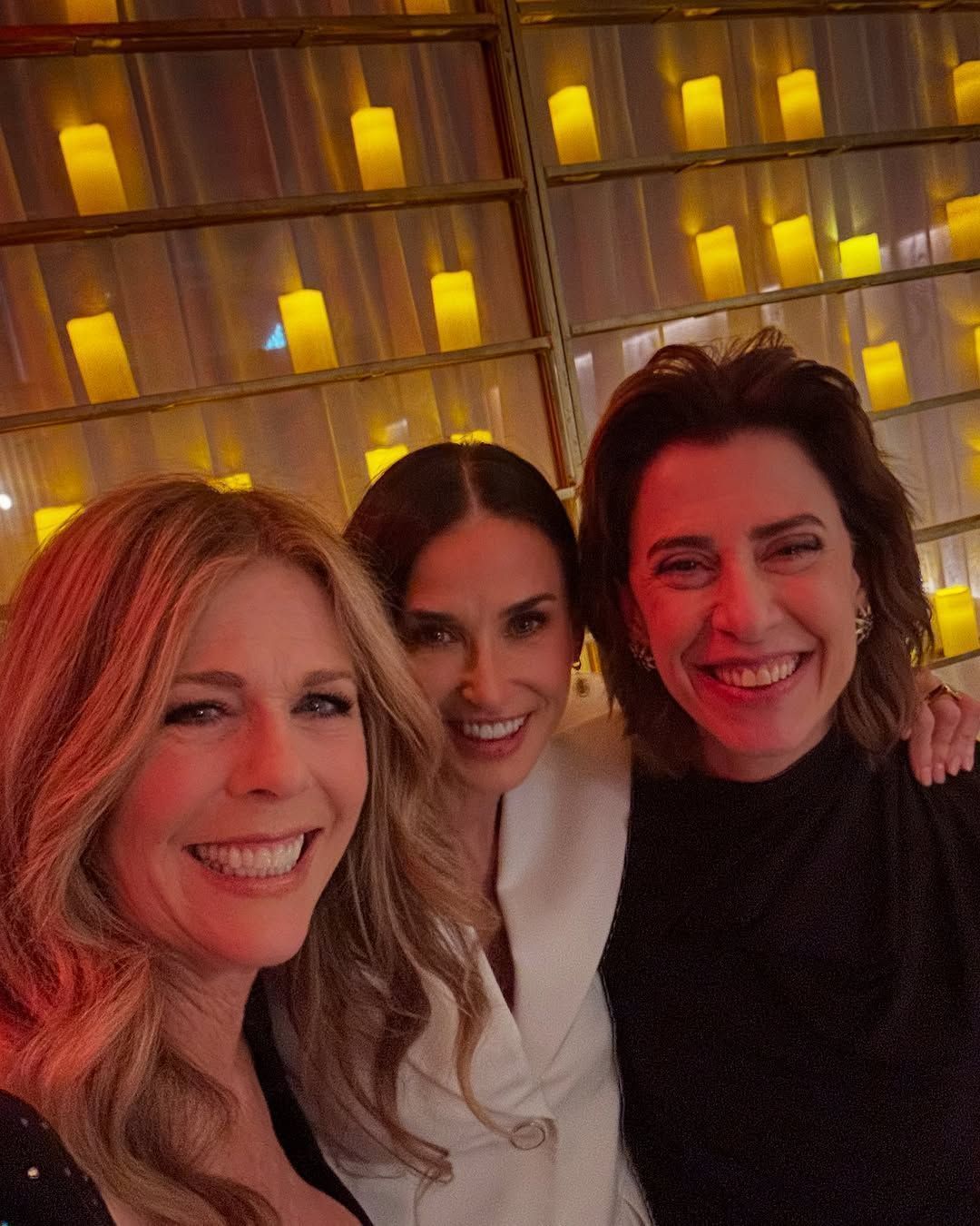 Demi Moore posa com Fernanda Torres e Rita Wilson • Instagram/Demi Moore