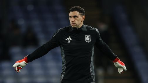 Dibu Martínez durante o aquecimento para o jogo contra o Crystal Palace