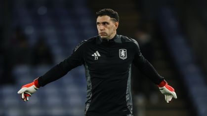 Dibu Martínez durante o aquecimento para o jogo contra o Crystal Palace