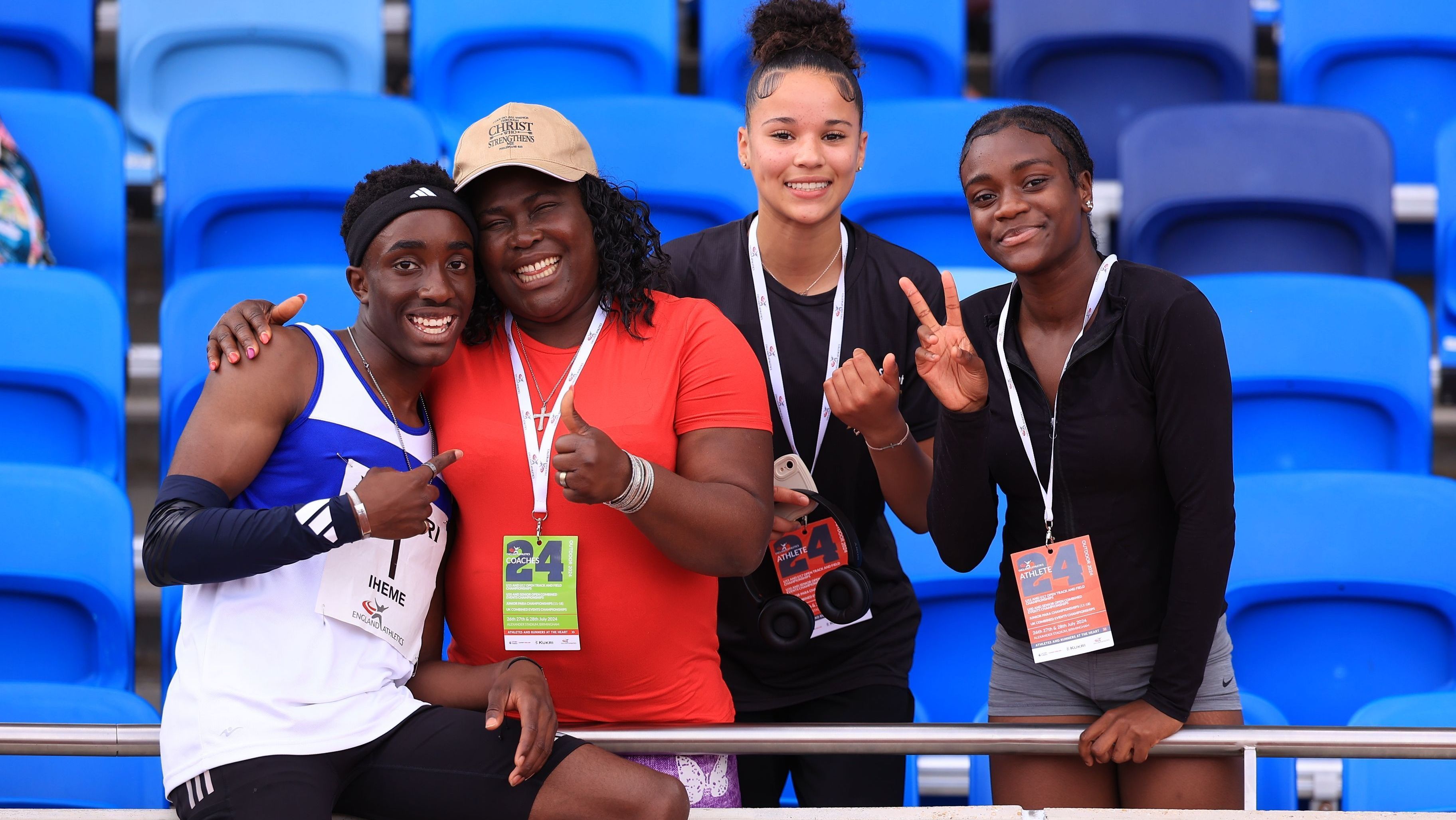 Divine Iheme e familiares em competição de atletismo sub-15 • Foto: MI News/NurPhoto via Getty Images