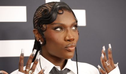 Face Taping é o truque de beleza favorito de Doechii; conheça