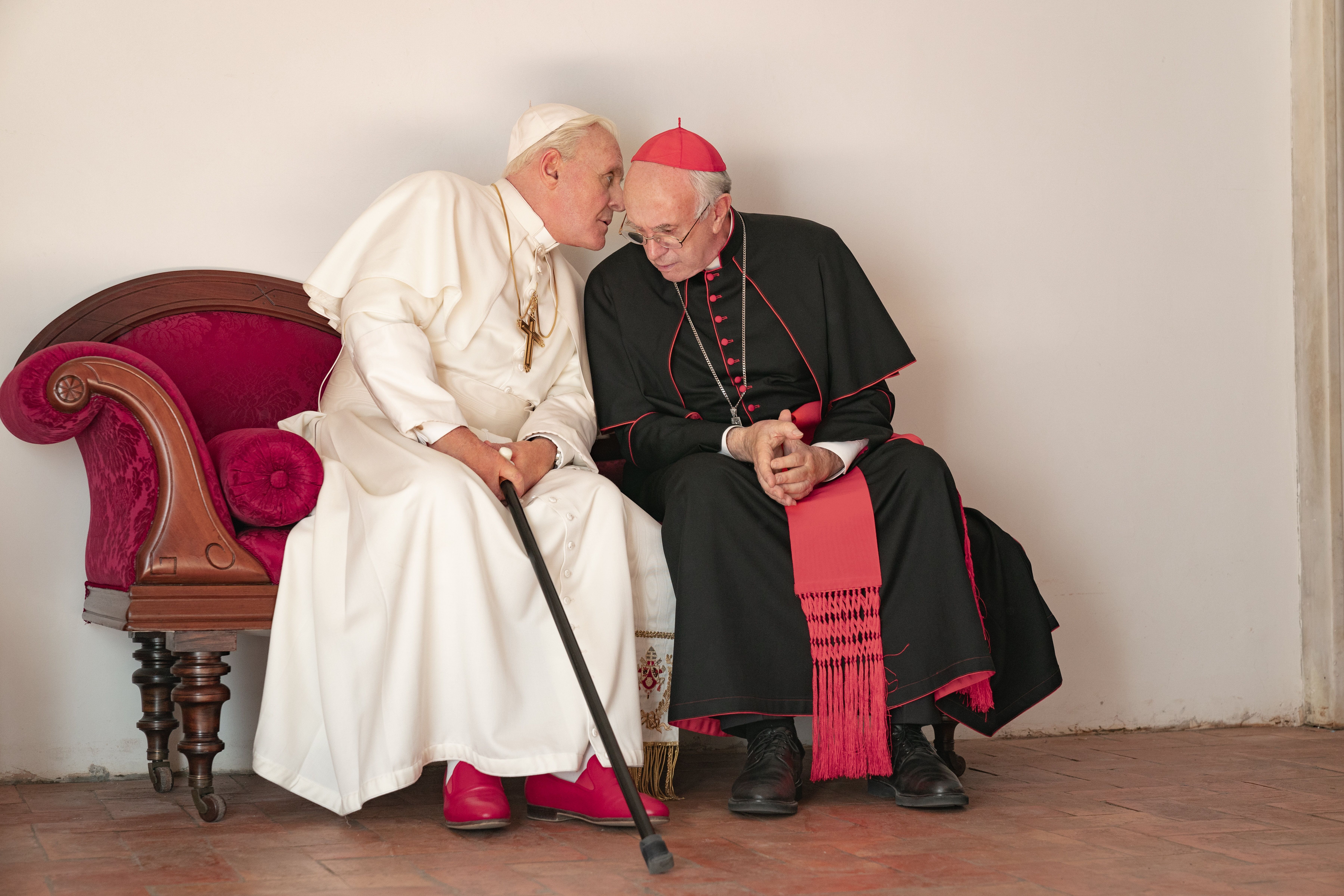 Filme "Dois Papas" retrata um encontro fictício entre o papa Bento 16, pouco antes de sua renúnia em 2013, e o cardeal Jorge Mario Bergoglio – que viria a se tornar o papa Francisco • Peter Mountain