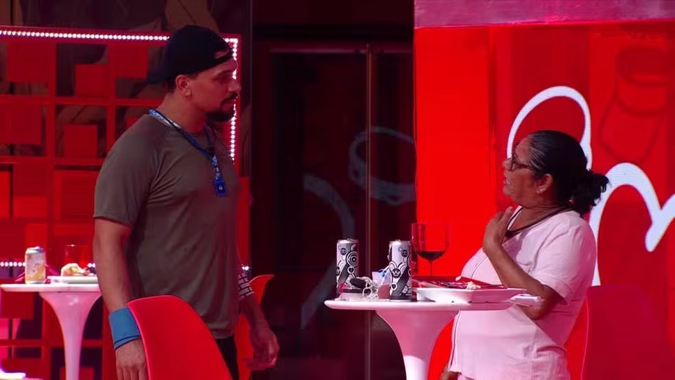 BBB25: Dona Delma reclama de beijos no quarto: "Quero deitar"
