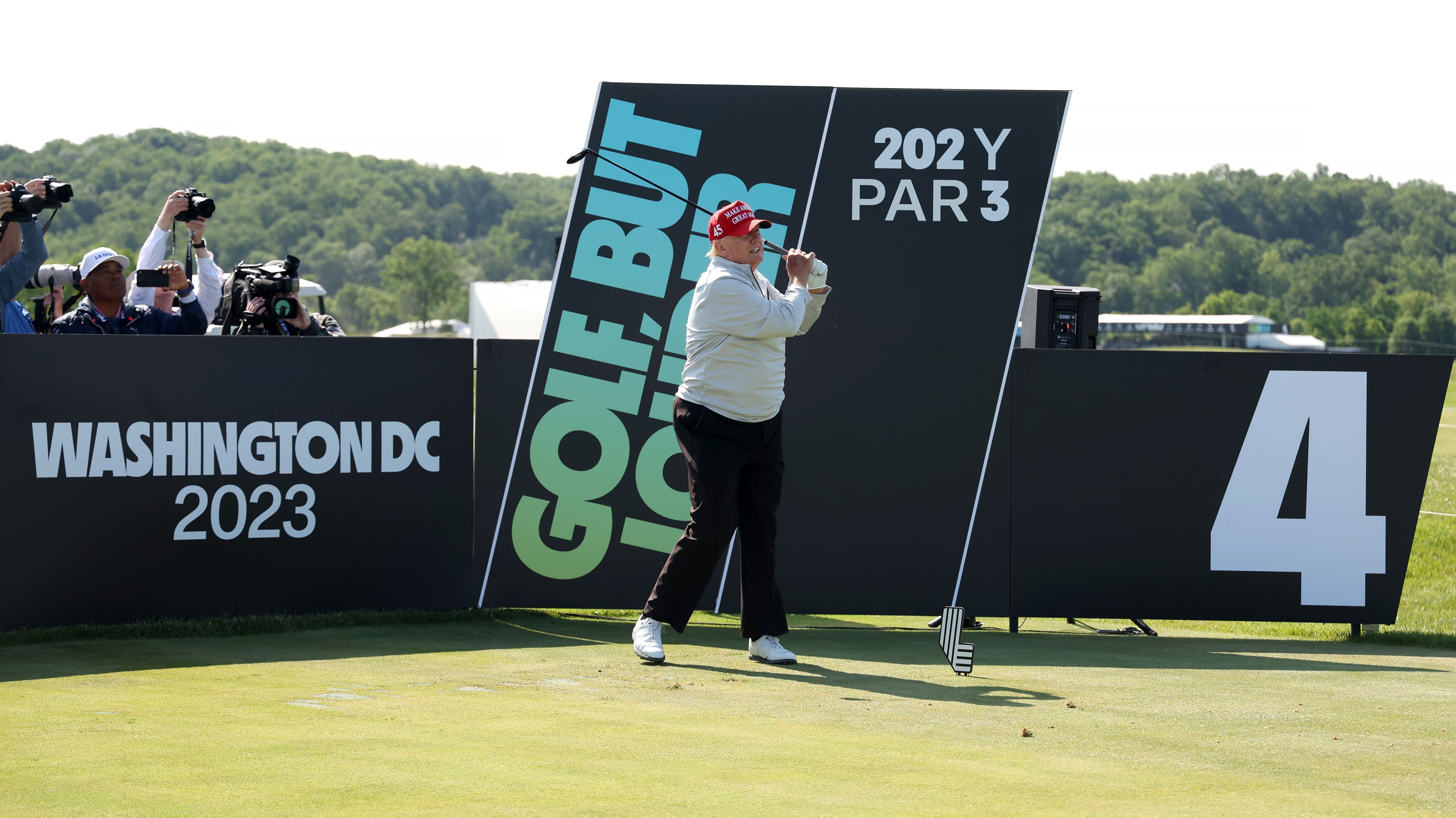 Donald Trump joga golfe em evento do LIV Golf no Trump National Golf Club, em maio de 2023