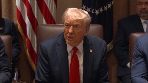 Donald Trump durante primeira reunião de gabinete.