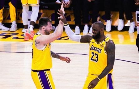 Luka Doncic e LeBron James pelo Lakers