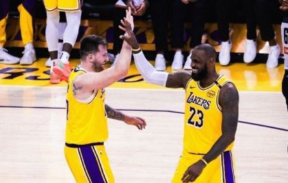 Luka Doncic e LeBron James pelo Lakers
