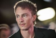 "Lucky": Drew Starkey entra para elenco de série com Anya Taylor-Joy