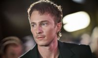 "Lucky": Drew Starkey entra para elenco de série com Anya Taylor-Joy