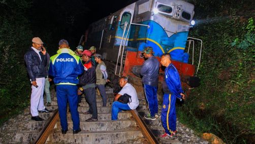 Polícia e equipe ferroviária examinando trem descarrilado em Habarana, no leste do Sri Lanka.