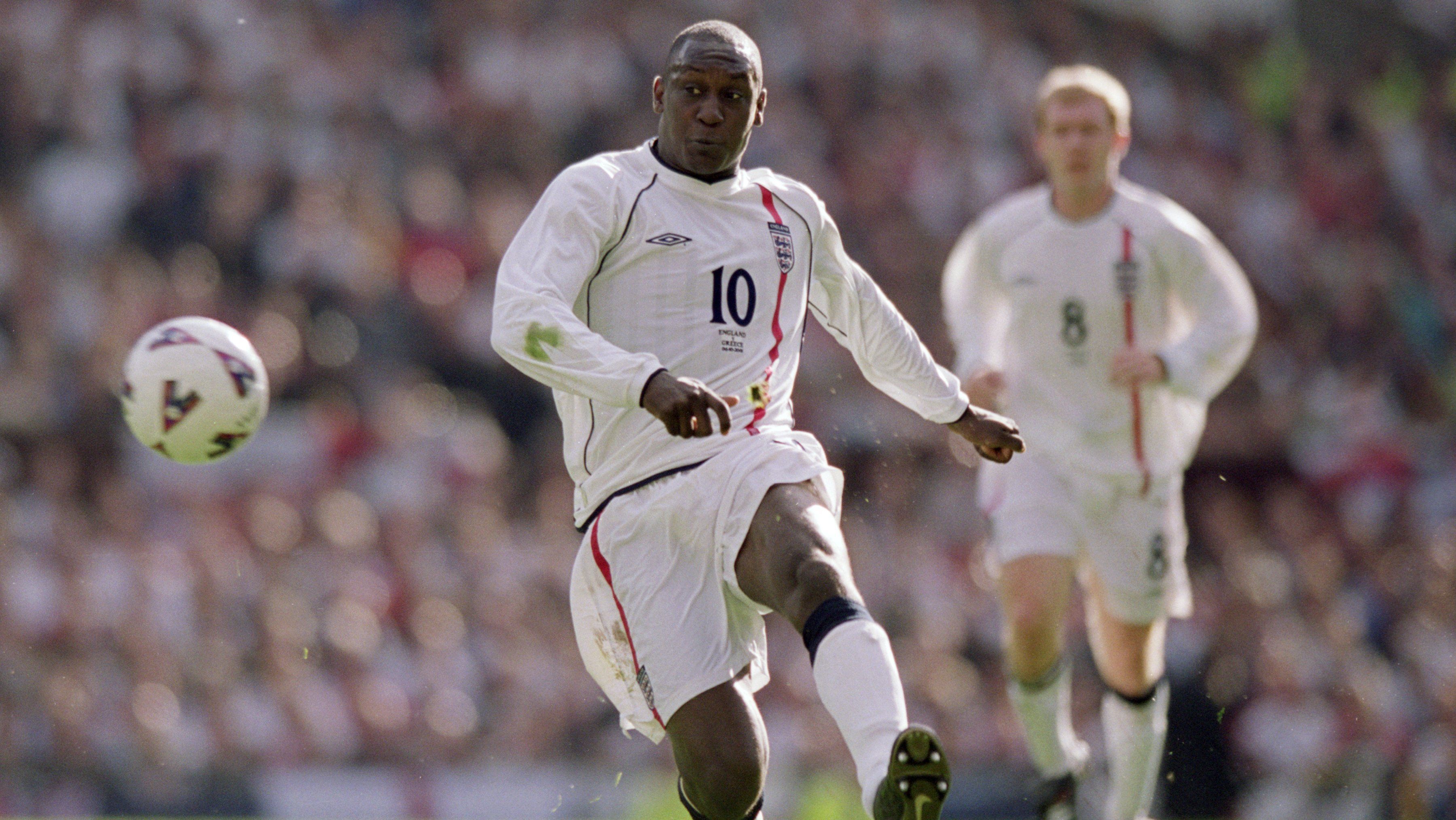 Emile Heskey toca bola em jogo da Seleção Inglesa em 2001