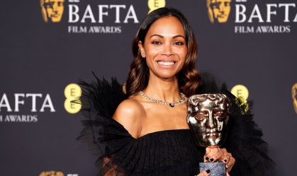 Bafta 2025: Zoe Saldaña dedica prêmio a sobrinho transgênero