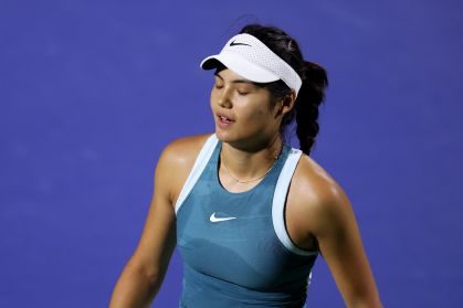 Emma Raducanu em jogo contra Karolina Muchova pela segunda rodada do Dubai Duty Free Tennis