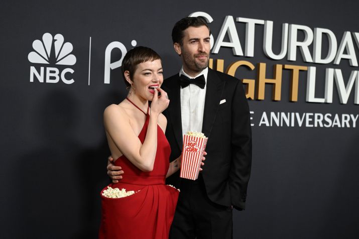 Emma Stone e Dave McCary no tapete vermelho no aniversário de 50 anos do SNL • NBC/Noam Galai/NBC via Getty Images